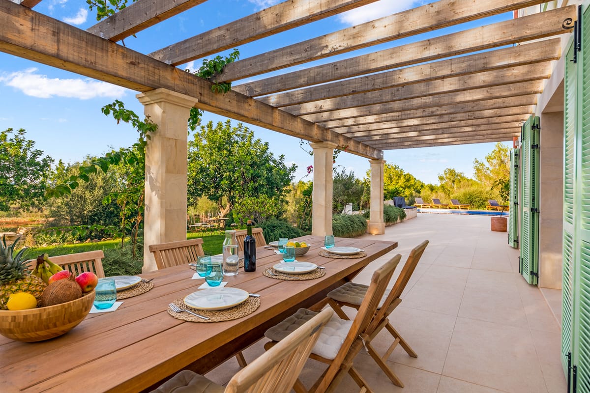 Designing a Resort-Caliber Outdoor Kitchen and Dining Space