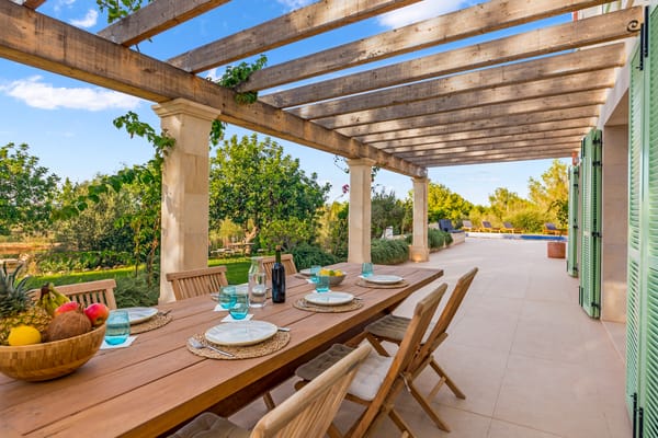 Designing a Resort-Caliber Outdoor Kitchen and Dining Space